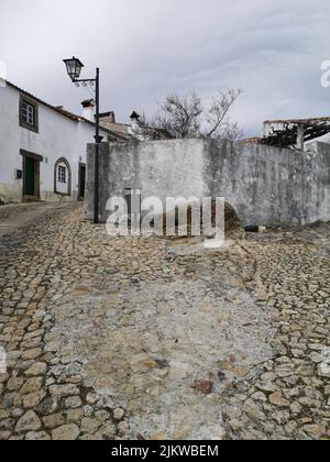 Eine leere Straße mit alten Bauten in Marvao, Portugal Stockfoto