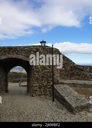 Eine leere Straße mit alten Bauten in Marvao, Portugal Stockfoto