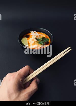 Leckere Miso-Suppe mit Lachs in schwarz Schüssel Stockfoto