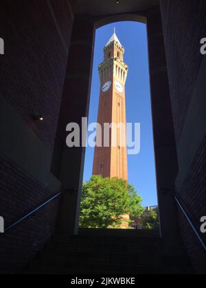 Eine vertikale Ansicht des Joseph Chamberlain Memorial Clock Tower in Birmingham, Großbritannien Stockfoto