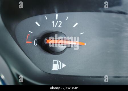 Nahaufnahme einer Kraftstoffanzeige, die einen vollen Kraftstofftank in einem Auto zeigt, Transport mit fossilen Brennstoffen, Effizienz moderner Fahrzeuge. Stockfoto
