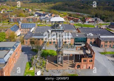 Genk, Belgien, April 2022: Luftaufnahme eines der Kohlebergwerksschächte des C-Minenstandorts in Genk, Belgien Stockfoto