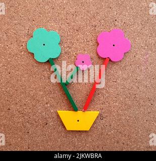 Interessante Blumen aus Holz erinnern an eine kleine Familie Stockfoto