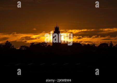 Sonnenuntergang hinter dem Dorf Sutton-in-the-Isle, Cambridgeshire Stockfoto