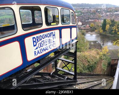 Ein malerischer Blick auf die Bridgnorth Cliff Railway Top Station mit Gebäuden und üppigen Wäldern im Hintergrund Stockfoto