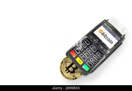 Ein POS-Terminal für Bitcoin-Zahlungen, isoliert auf weißem Hintergrund Stockfoto