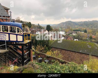 Ein malerischer Blick auf die Bridgnorth Cliff Railway Top Station mit Gebäuden und üppigen Wäldern im Hintergrund Stockfoto