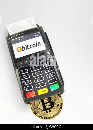 Ein POS-Terminal für Bitcoin-Zahlungen, isoliert auf weißem Hintergrund Stockfoto