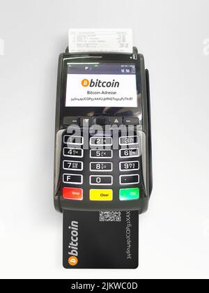 Ein POS-Terminal für Bitcoin-Zahlungen, isoliert auf weißem Hintergrund Stockfoto