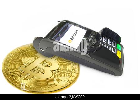 Ein POS-Terminal für Bitcoin-Zahlungen, isoliert auf weißem Hintergrund Stockfoto