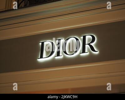 Dior-Schildbeleuchtung in der Nacht, Schild vor dem Luxus-Modemarke-Store Stockfoto