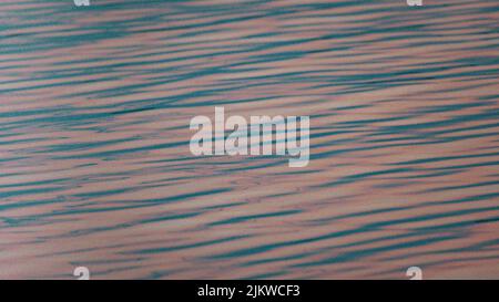 Eine Nahaufnahme von blauen Zufallsstreifen auf Holz - ideal für Texturen Stockfoto