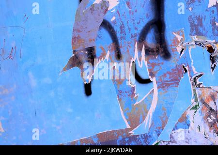 Urbane Straße zerrissene, zerknitterte Poster. Alte zerrissene blaue Poster, grunge Textur Hintergrund, geknickte Papier Hintergrund Plakatfläche. Stockfoto