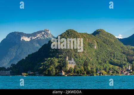 Annecy in Frankreich, das Schloss Duingt am See und das Dorf Saint-Jorioz Stockfoto