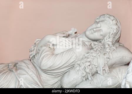 Nahaufnahme eines Grabbeis in St. Peter-und-Paul-Kathedrale in Kamianets-Podilskyi, Ukraine. Stockfoto