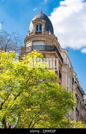 Paris, typische Fassaden, schönes Gebäude in Montmartre Stockfoto