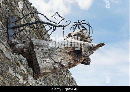 Die hölzerne Statue an der Wand des Kamianets-Podilskyi Schlosses in der Ukraine Stockfoto