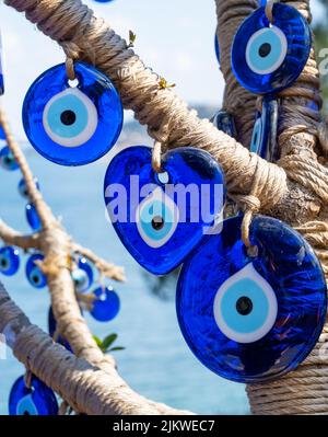 Böse Augenperlen aus der Nähe. Nazar-Perlen. Türkisches Touristen-Souvenir, Istanbul, Türkei Stockfoto