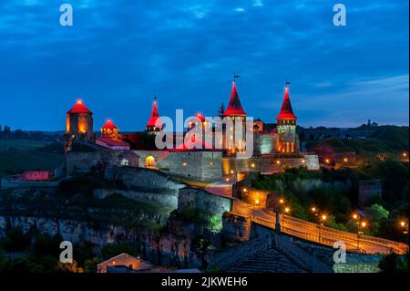 Nachtansicht des Kamianets-Podilskyi Schlosses in der Ukraine Stockfoto