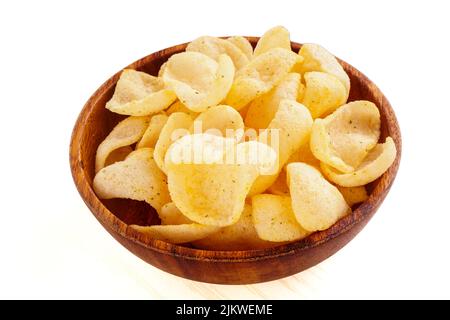 Eine Nahaufnahme von Kartoffelchips in der Holzschüssel isoliert auf dem weißen Hintergrund Stockfoto