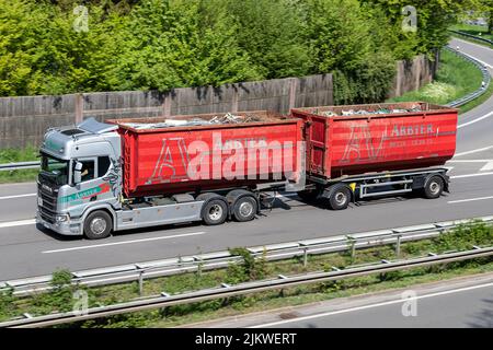 Arbter Scania Roll-off Conatiner Kombi-LKW auf der Autobahn Stockfoto