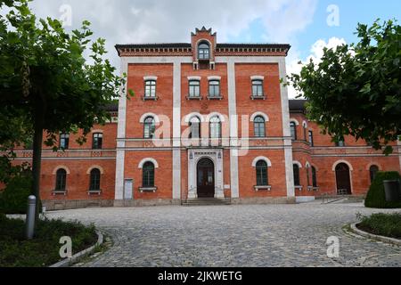 Rathaus der Stadt Rosenheim in Bayern, Deutschland. Das Gebäude wird als Polizeidienststelle in der deutschen Fernsehsendung „Rosenheim Cops“ genutzt. Stockfoto