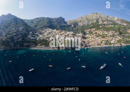 Panorama der Küste von Positano in Italien, Europa, Fotos, die im Sommer von einer Drohne aufgenommen wurden Stockfoto