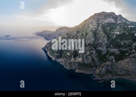 Panorama der Küste von Positano in Italien, Europa, Fotos, die im Sommer von einer Drohne aufgenommen wurden Stockfoto