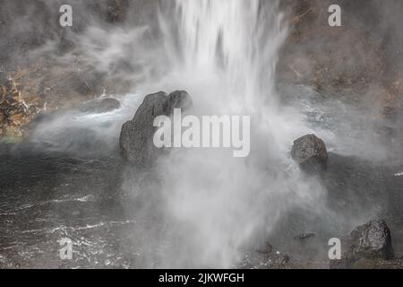 Detail eines Wasserfalls auf Island, Wasser fällt auf Steine in einem Fluss, Jul Stockfoto