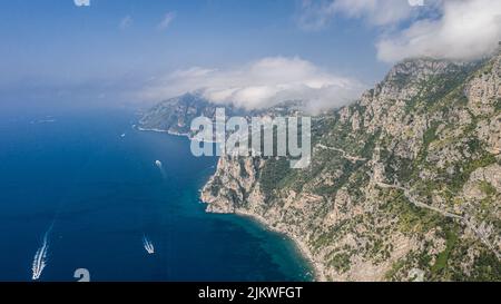 Panorama der Küste von Positano in Italien, Europa, Fotos, die im Sommer von einer Drohne aufgenommen wurden Stockfoto