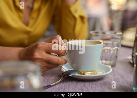 Frau hält eine Tasse Kaffee am Morgen. Stockfoto