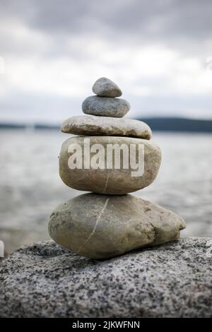 Eine Steinpyramide symbolisiert Zen, Harmonie, Gleichgewicht Stockfoto