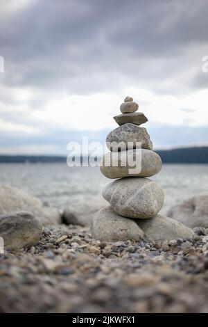 Eine Steinpyramide symbolisiert Zen, Harmonie, Gleichgewicht Stockfoto