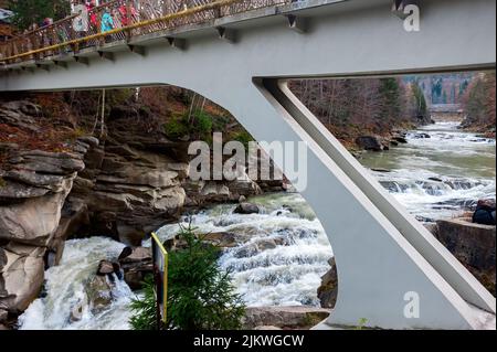 Weiße Brücke durch den flachen Fluss Prut in Yaremche Zakarpattia Ukraine Stockfoto