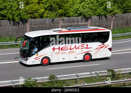 Heuel Setra S 511 HD Intercity-Bus auf der Autobahn Stockfoto