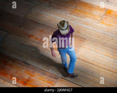 Eine Aufnahme der traditionellen westlichen Folk-Musik-Tänzerin mit Cowboyhut. Stockfoto