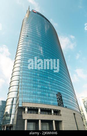 Eine vertikale Aufnahme des UniCredit Tower von der Piazza Gae Aulenti in Mailand, Italien Stockfoto