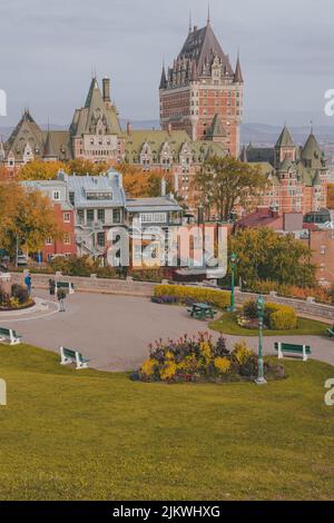 Eine vertikale Aufnahme des Fairmont Le Chateau Frontenac in Quebec, Kanada. Stockfoto