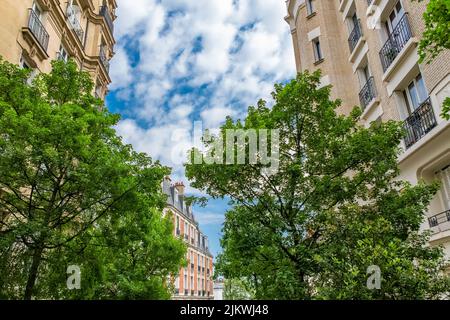 Paris, wunderschönes Gebäude in Montmartre, mit typisch orangefarbenem Backstein an der Fassade Stockfoto