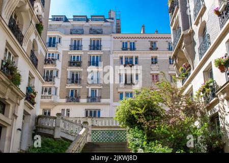 Paris, Montmartre, typische Gebäude und Treppenhaus, romantischer Ausblick Stockfoto