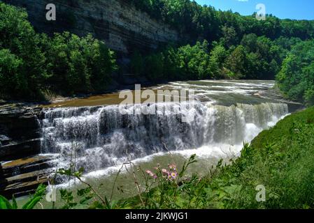 Ein schöner Blick auf einen kleinen Wasserfall im Letchworth State Park in New York an einem sonnigen Tag Stockfoto