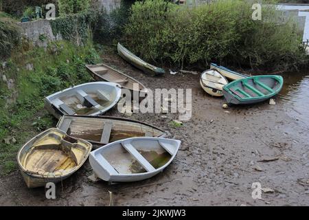 Fischerboote wuschen am Ufer des Flusses Shannon in Corbal Stockfoto