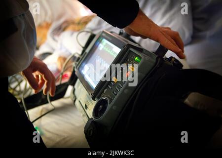 Reanimationsassistent beim EKG. Stockfoto