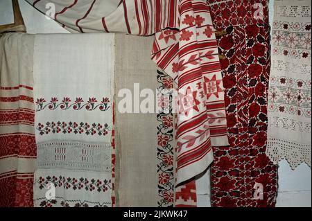 Ukrainische Handtücher an der Wand Stockfoto