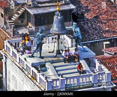 Venedig. Markusturm. Die „Mauren“ schlagen die Stunden auf dem Gipfel des Torre dell’Orologio. Stockfoto