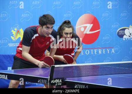 Aserbaidschanische Meisterschaft Im Tischtennis. Mix paar warten auf das Spiel zu starten. Stockfoto