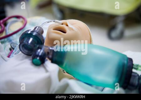 Kontinuierliche Schulung von Hebammen und Geburtshelfern zur Reanimation im Geburtsraum mit einer Schaufensterpuppe. Stockfoto