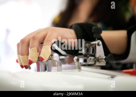 Neurologische Rehabilitation nach Schlaganfall und Kopftrauma mit robotischen Technologien, die Bewegungsabläufe verknüpfen. Stockfoto