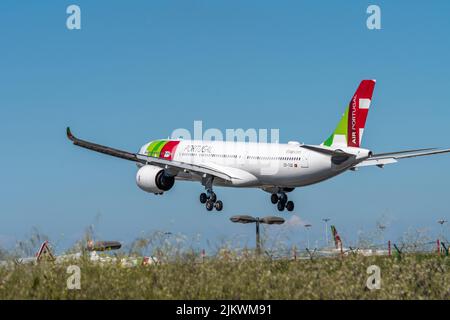 Das Flugzeug Airbus A330-941 der Fluggesellschaft TAP Air Portugal landet am Flughafen Lissabon Stockfoto