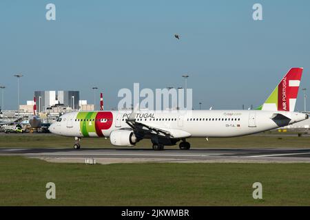 Das Flugzeug Airbus A321-251N der Fluggesellschaft TAP Air Portugal startet am Flughafen Lissabon Stockfoto